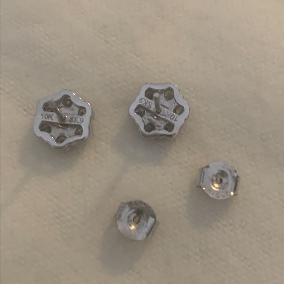 Genuine Custer Diamond earrings set in 10K white gold - Picture 12 of 13